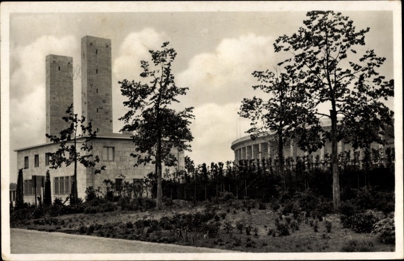 Ak Berlin Charlottenburg Westend, Reichssportfeld, Osttor mit Blick auf die Deutsche Kampfbahn
