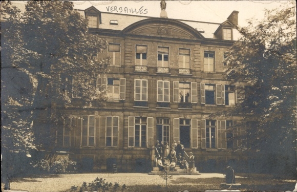 KP Wersal Yvelines, widok budynku z przodu, napis „VERSAILLES”, ludzie w ogrodzie