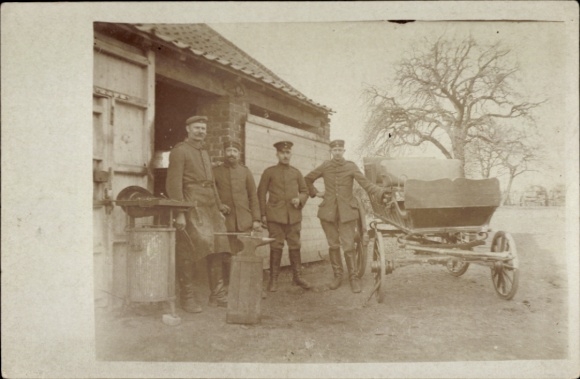 Photo Postcard German soldiers in uniforms, field forge, I. WK
