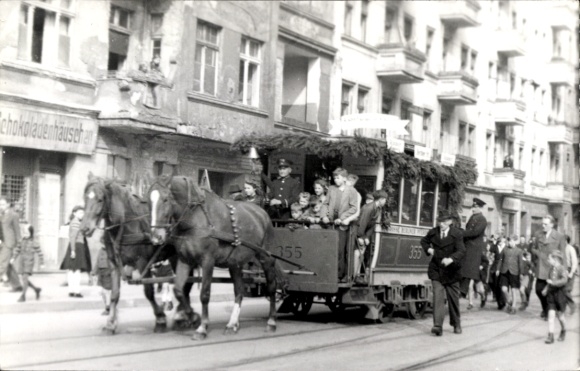 Photo Berlin Neukölln, horse-drawn tram decorated for the anniversary, chocolate house