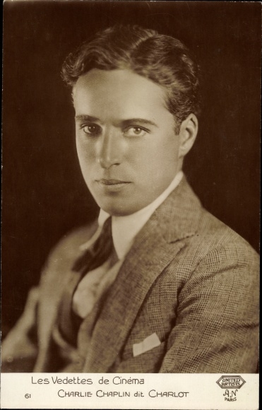 Ak Schauspieler Charlie Chaplin, Portrait im Anzug