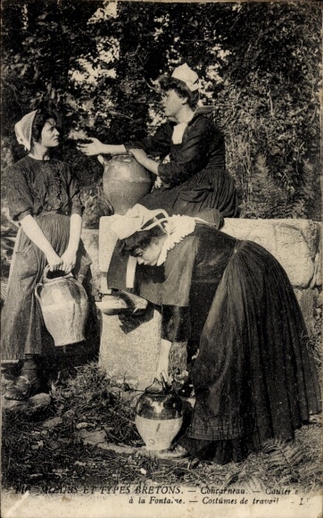Postcard Concarneau Finistère, Breton costume, women drawing water