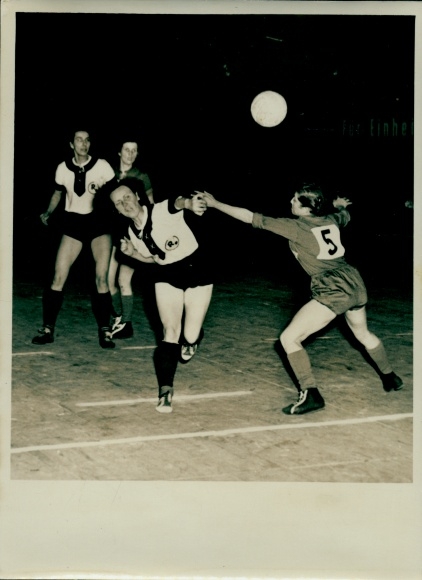 Photo Berlin Prenzlauer Berg, indoor handball championship, Meerane vs. Leipzig, February 7, 1953
