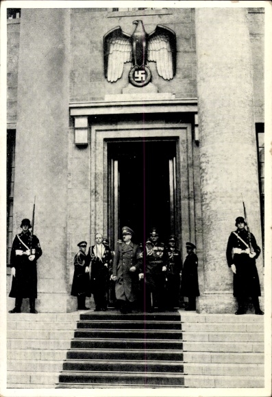 Postcard Berlin Reich Chancellery, Führer and Reich Chancellor Adolf Hitler in front of the portal in the inner courtyard