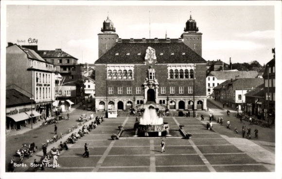 KP Borås Szwecja, Stora Torget, fontanna, budynek, życie w mieście, czarno-białe zdjęcie