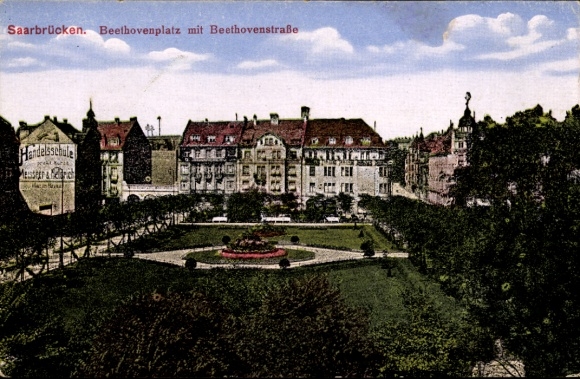 Postcard Saarbrücken in Saarland, Beethovenplatz, Beethovenstraße, commercial school, park, building