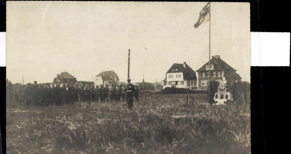 Zdjęcie KP Wangerooge, przygotowania do ceremonii zaprzysiężenia, popiersie cesarza, piramidy karabinowe, karabin maszynowy, granaty