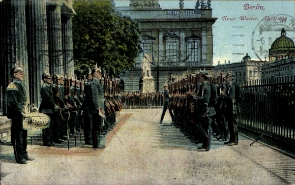 Postcard Berlin Mitte, Alexanderplatz, military parade, Neue Wache, soldiers, relief