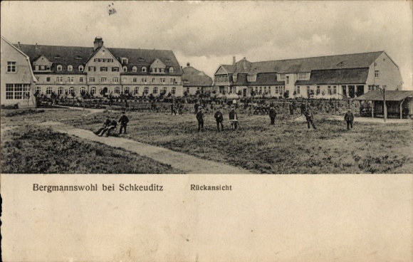 Ak Schkeuditz in Sachsen, Bergmannswohl, Rückansicht, Menschen beim Arbeiten im Freien, Gebäud...