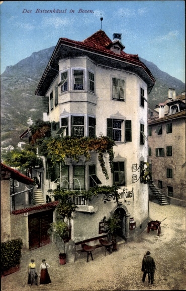 Ak Bozen Bolzano Südtirol, Batzenhäusl in  Gebäude mit Balkon, Berg im Hintergrund