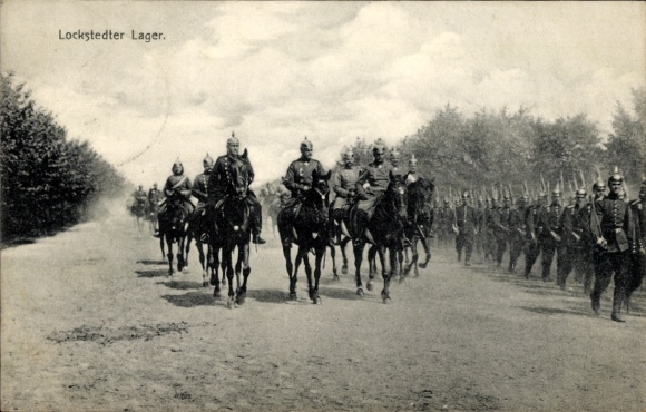 Ak Lockstedt in Holstein, Lockstedter Lager, Soldaten zu Pferd, militärische Parade, dichter Wald