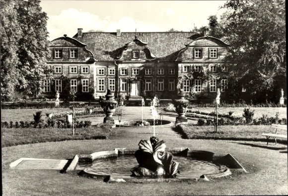 Postcard Blankenburg am Harz, local history museum, garden with fountain, historical architecture