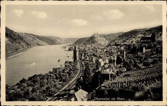 KP Oberwesel am Rhein, widok na miasto, rzeka Ren, góry, fotografia czarno-biała