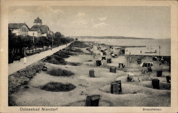 Ak Ostseebad Niendorf Timmendorfer Strand, Ostseebad  Strand mit Strandkörben, Promenade, Bäum...