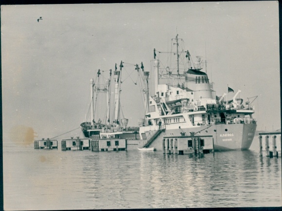 Foto Hansestadt Wismar ?, Schiff Albatros im Hafen, Fotograf Gerhard Behrens, Wismar