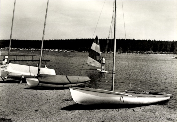 Ak Ehrenfriedersdorf im Erzgebirge, Blick auf den Greifenbachstouweiher, Boote am Ufer, Segelboot