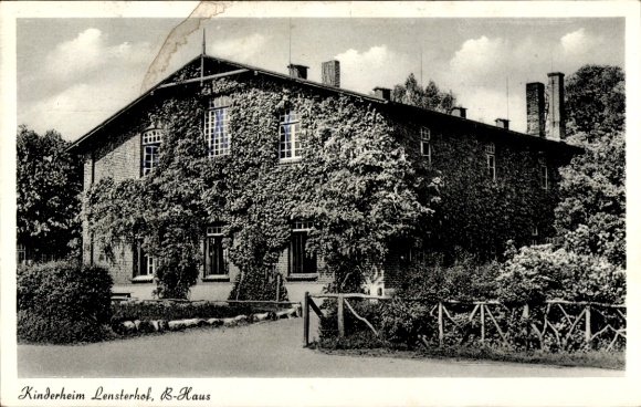 Postcard Neustadt in Holstein, Lensterhof Children's Home, B-House, building with many plants, quiet surroundings...