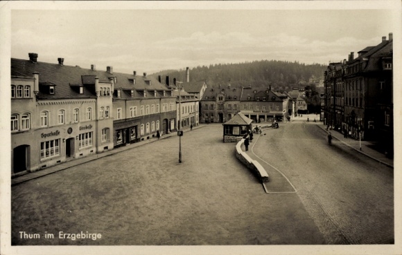 Ak Thum im Erzgebirge Sachsen, Stadtansicht mit Häusern, Platz und Bäumen