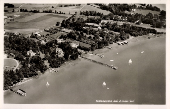 Ak Holzhausen Utting am Ammersee Bayern, Luftaufnahme, Holzhausen, Ammersee, Segelboote, Strandho