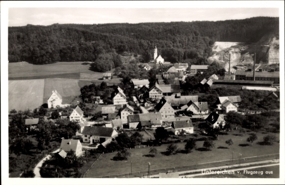 Ak Untereichen Altenstadt an der Iller, Luftbild von  Häuser, Bäume, Kirche, ländliche Umgebung