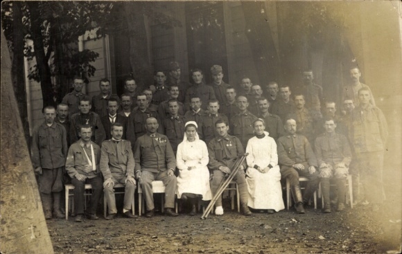 Photo Postcard group picture, paramedics, war invalids, nurses, hospital