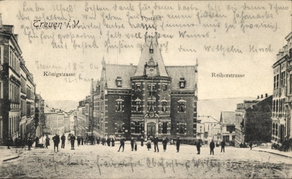 Postcard Treuen in Vogtland, view of building in the background, people on the street