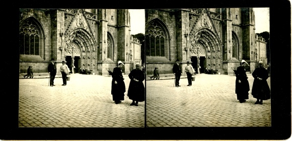 Stereo photo Quimper Finistère, cathedral, women in traditional costumes