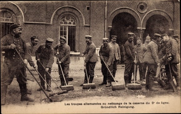 Ak Deutsche Soldaten in Uniformen reinigen des Kasernenhof