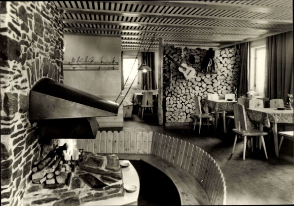 Ak Neuhaus am Rennweg Thüringen, Gemütliches Restaurant mit Steinwand, Holzdekor, Musikgitarre...