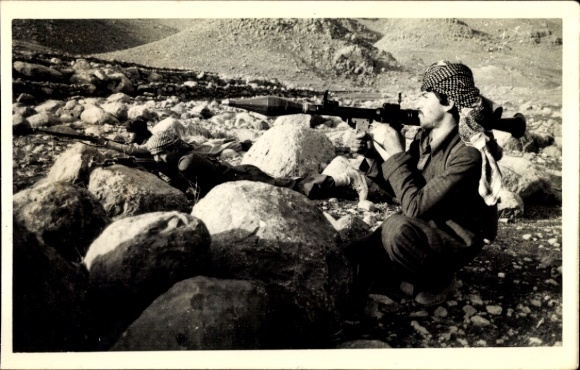 Foto Ak Iran, Männer mit Gewehren und Panzerfaust, Komalah