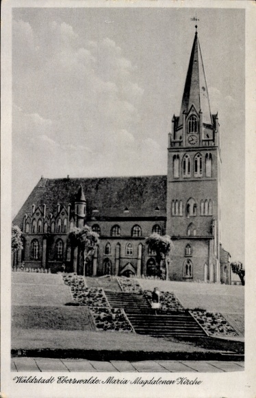 Ak Eberswalde, Blick auf die Maria Magdalenen Kirche, Frau auf der Treppe