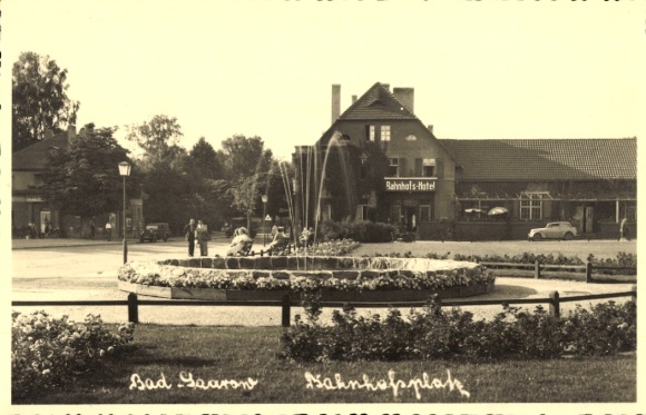 Postcard Bad Saarow in der Mark, station hotel, fountain, flowerbed, vehicles, trees