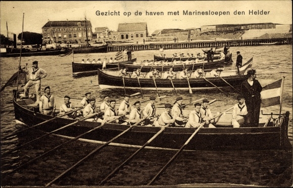 Ak Den Helder Nordholland Niederlande, Gezicht op de haven met Marinesloepen