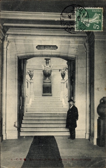 Postcard Sèvres Hauts de Seine, Manufacture Nationale, entrance to the Ceramics Museum