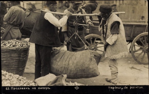 Photo Postcard Bulgaria, market scene, traders, Vendeur de poivron