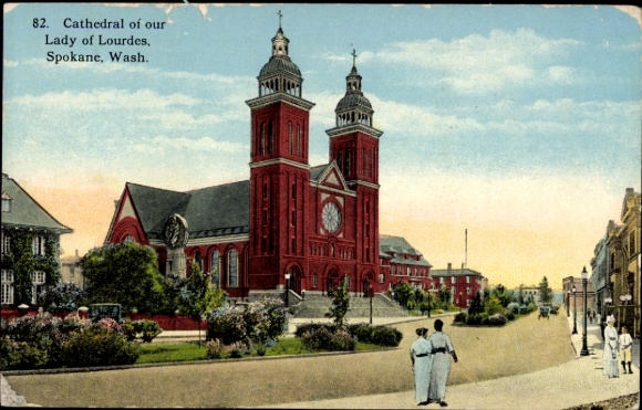 Ak Spokane Washington USA, Kathedrale von Lourdes,  zwei Türme, Straße, Menschen