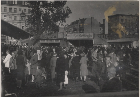 Original Foto Berlin-Wedding, Müllerstraße, Rummel, um 1946, ca. 13 x 18 cm