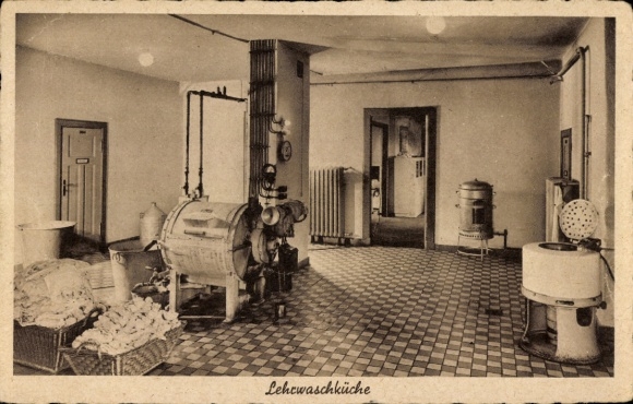 Postcard Berlin Pankow Niederschönhausen, Friedrich Fröbel House, Kaiserin Augusta Str. 37, teaching laundry room