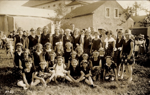 Foto Ak Lichtenberg im Erzgebirge, Kinder, Mädchen mit Blumenkränzen, Gruppenbild