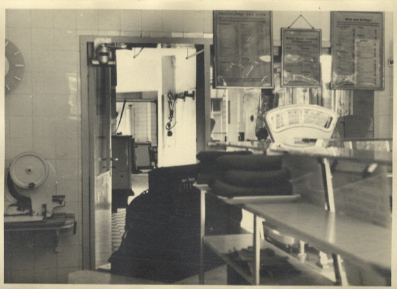 Original photo Berlin Weißensee, Streustraße, Klinke butcher shop, interior view, around 1946, 12 x 17 cm