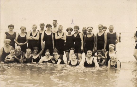 Photo Postcard North Sea resort Wangerooge, bathers in swimwear on the beach, group photo 1925, Lilli Wilken