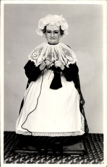 Postcard Sonneberg in Thuringia, German Toy Museum, Doll, Knitting Grandmother