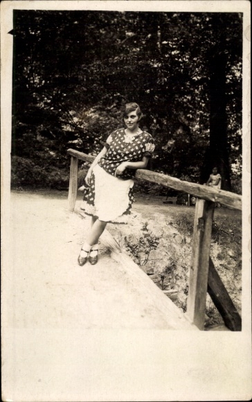 Photo Postcard portrait of a young woman, dress