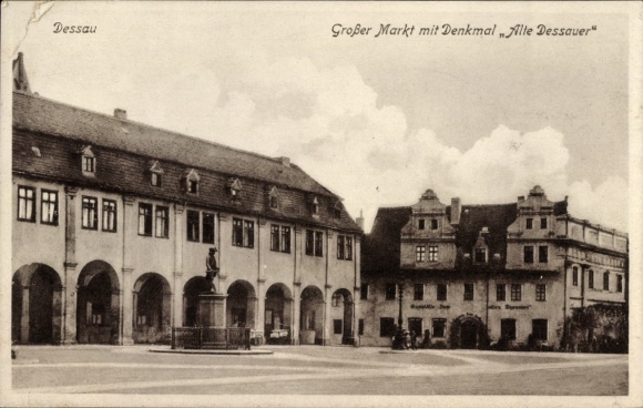 Postcard Dessau in Saxony-Anhalt, Great Market, Monument of Old Dessauers, Building, German