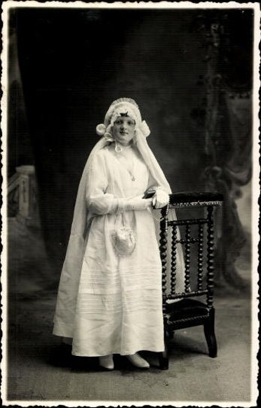 10 AK Fotografie junge Mädchen in Kommunionskleidern