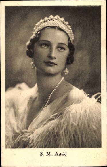 Postcard Astrid of Sweden, Queen of Belgium, portrait
