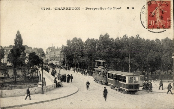 Postcard Charenton le Pont Val de Marne, perspective of the bridge, tram, crowd, architecture