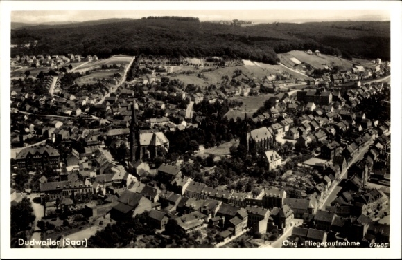Ak Dudweiler Saarbrücken im Saarland, Luftaufnahme von Dudweiler, Saar, Häuser, Kirche, Wald, Fel