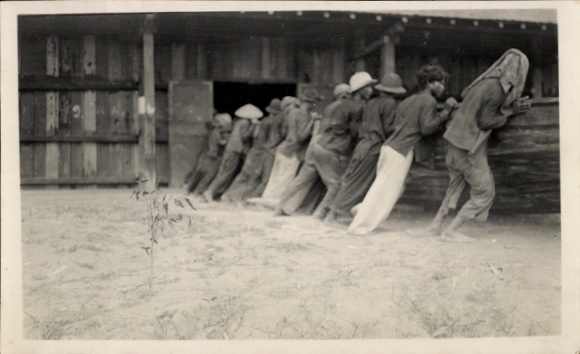 Photo Vietnam, workers pushing boat