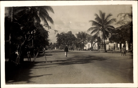 foto Ak Mombasa Kenia, straatbeeld, palmbomen, voorbijgangers